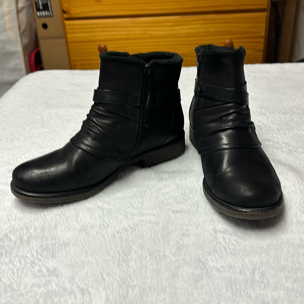 Baretraps booties with soft fur lining.